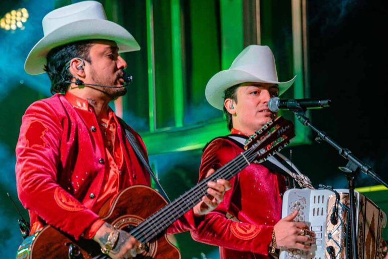 Los Dos Carnales encaran a hombre armado en pleno concierto en Michoacán