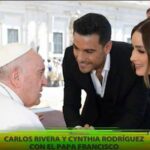 A principios de junio, circularon fotos de Carlos Rivera y Cynthia Rodríguez recibiendo la bendición del Papa Francisco, lo que desató los rumores de una posible boda