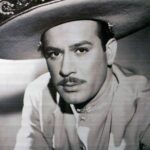 Pedro Infante desempeñó varios oficios antes de ser famosos, entre ellos la carpintería, la cual le sirvió a la hora de interpretar su personaje de "Pepe El Toro"