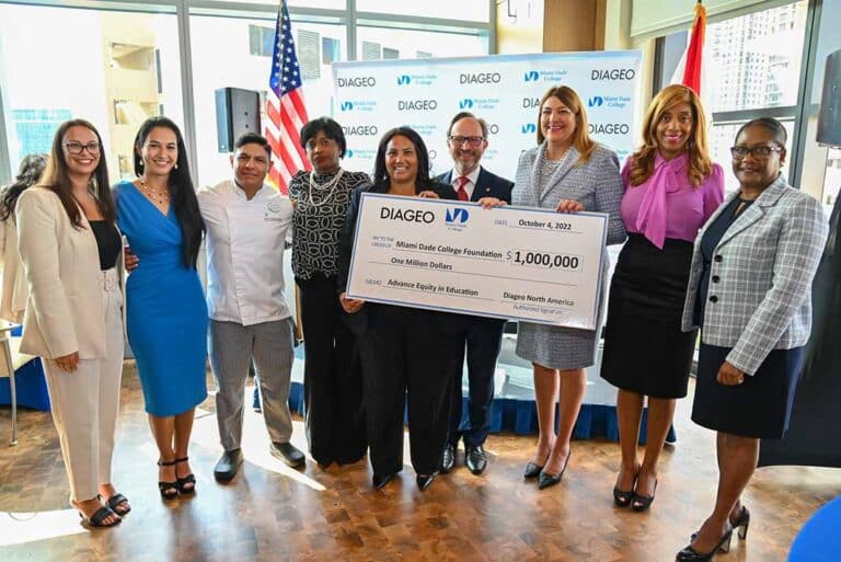 Empresa Diageo dona $1 millón a Miami Dade College para apoyar alumnos de grupos minoritarios
