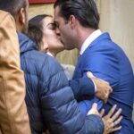 Pablo Lyle besa a su esposa Ana Araujo justo antes de que se lo llevaran esposado de la sala del tribunal