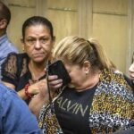 Mercedes Arce, novia del fallecido Juan Ricardo Hernández, se lleva el celular a la cara para cubrir sus lágrimas, ya que la jueza había prohibido expresar cualquier manifestación de alegría o llanto al escuchar el veredicto