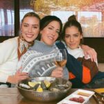 Camila Valero y Michelle Salas, al parecer, también apoyan a su mamá en su noviazgo con Humberto Zurita. Foto: Instagram / _camilavalero
