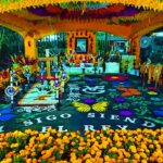 El piso del altar fue decorado con bellos tapetes elaborados con arena que forman coloridas mariposas y flores, una técnica que se utiliza desde la época prehispánica
