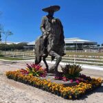 Los visitantes al altar de don Vicente son recibidos por la estatua ecuestre de "El Charro de Huentitán"