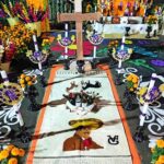 No podía faltar como ofrenda al popular cantante una variedad de tequilas, puestos por su familia