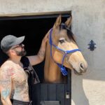 Jomari tiene la tradición de cabalgar en su caballo Dorado, en España, a visitar la tumba de sus abuelos