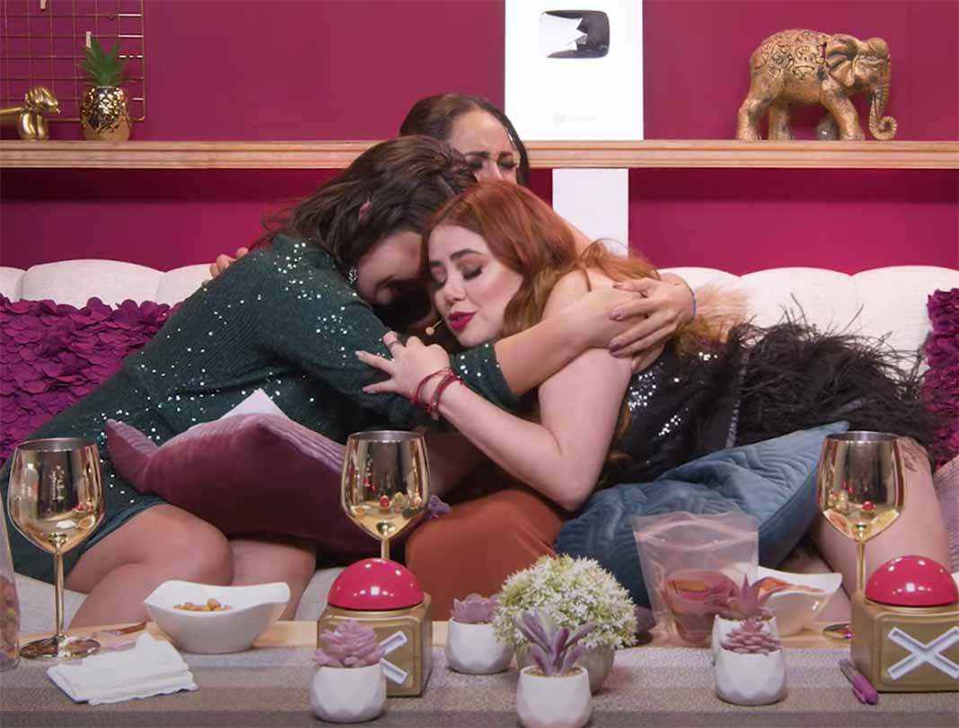 La actriz abrazÃ³ a sus compaÃ±eras del programa, Mariana Botas y Jessica  Segura, pues confesÃ³ que su mamÃ¡ no estaba enterada de lo que padece - Ana  MarÃ­a Canseco