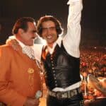 Alejandro dice que cuando comenzó a cantar, su padre, don Vicente Fernández, le decía que bebiera coñac, para que se le quitaran los nervios