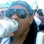 El agresor tiene varios videos en su cuenta de Facebook, en los que habla mientras bebe cerveza