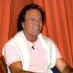 Varios allegados a Julio Iglesias están preocupados porque el cantante español ya no contesta sus llamadas y mensajes