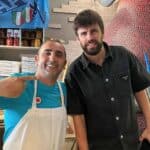 Y ahora Piqué volvió a la misma pizzería con sus hijos, y posó con el dueño, desatando críticas en la redes, pues aseguran que es una pésima publicidad para las pizzas