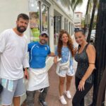 En julio del 2021 Piqué y Shakira posaron junto al dueño de una pizzería que frecuentaban en Miami Beach