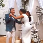 Al final de la ceremonia civil, la pareja evidenció su emoción y alegría dando de brincos