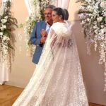 La novia volvió a sorprender al usar esta hermosa capa para la sesión de fotos, que fue exclusiva para la revista Caras