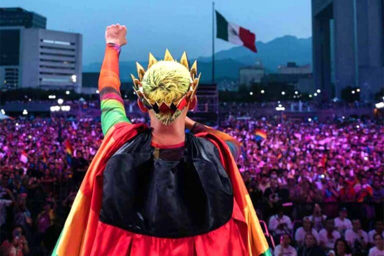 Cantante del Grupo Firme es coronado Príncipe de la comunidad LGBT+