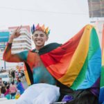 Abordo de una limosina, el cantante encabezó la Marcha de la Diversidad 2023 en Monterrey