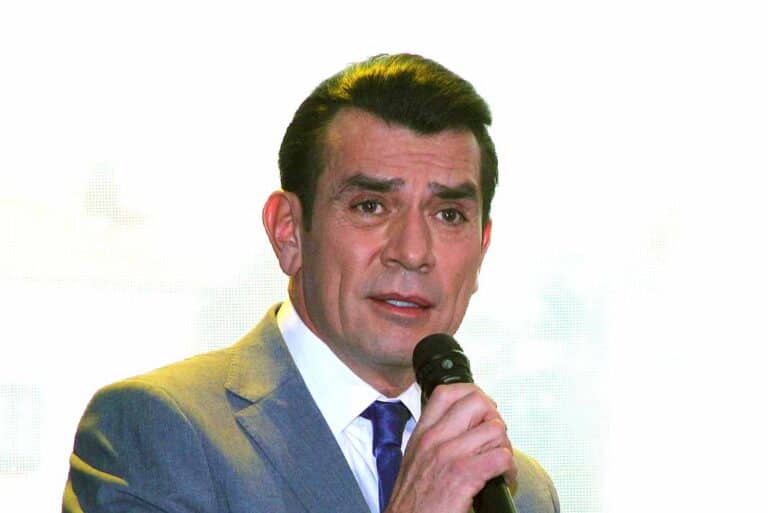 Jorge Salinas enfrenta a la prensa y llama