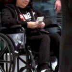 La actriz fue captada en el aeropuerto de la Ciudad de México en silla de ruedas