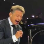 Pero nadie contaba con que el cantante amanecería sin voz, saliendo así a cantar en su apenas cuarto concierto en Buenos Aires