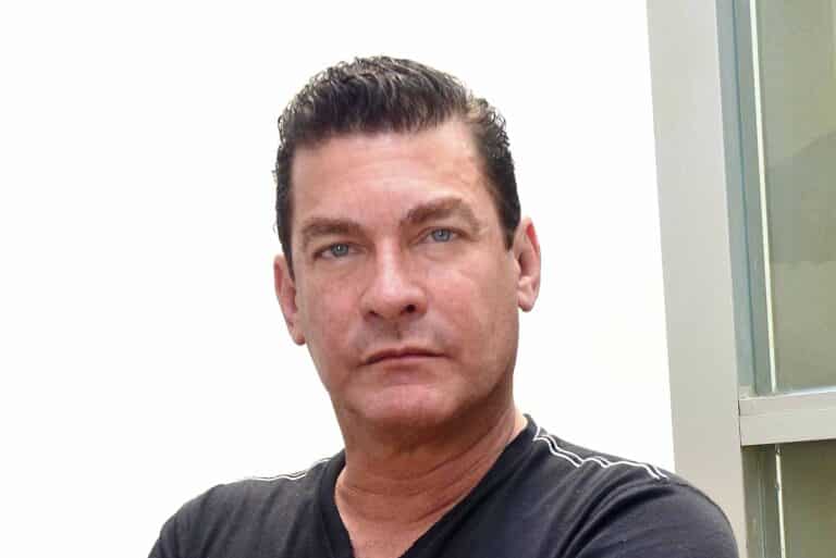 Sebastián Ligarde se pone orina en el rostro para lucir joven a sus casi 70 años