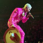 El cantante pidió disculpas a quien se haya podido sentir ofendido por usar un traje de charro rosa, pero también dijo que no es monedita de oro para caerle bien a todos
