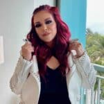 Jacqie Rivera, como directora de Jenni Rivera Enterprises,  exige que su abuelo cumpla con el contrato que firmó su madre, en el que se establece que sus disqueras presenten cuentas claras de las regalías, cosa que no ha hecho