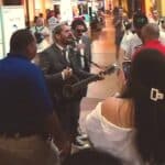 El dueto fue frenado por seguridad del mall, que le pidió que se retiraran del lugar, pues no podían montar su show sin permiso