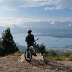 El actor, quien vive en Estados Unidos con su familia, pero se encontraba de visita en Bogotá, practica el ciclismo de montaña, sólo que esta vez fue a caminar en ella con sus hijos