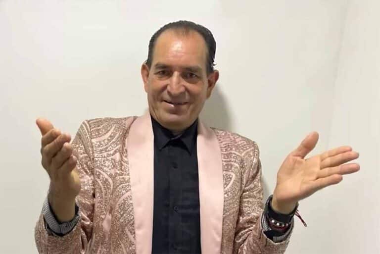 Muere artista colombiano en pleno escenario, cantando 'Nadie es Eterno en el Mundo'