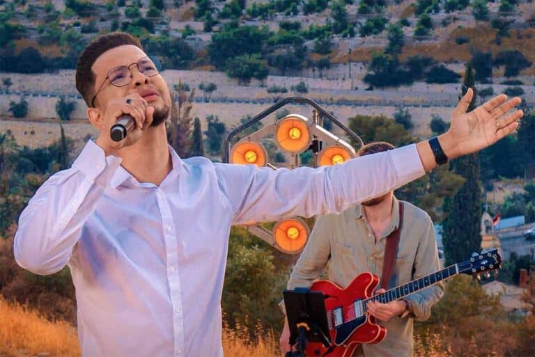 Cantante muere en el escenario interpretando un tema de alabanza a Cristo