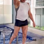 Todo comenzó con un breve video en cámara lenta del actor saliendo empapad de la piscina, en traje de baño, mostrando sus piernas