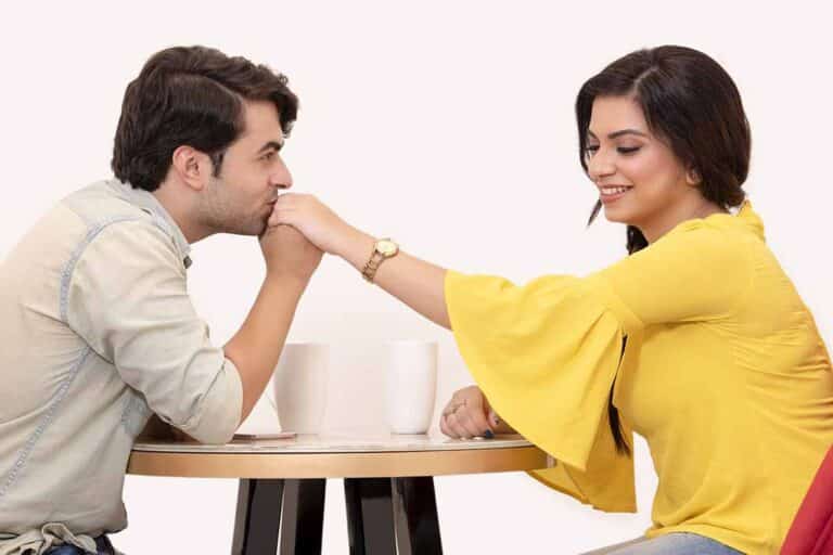 Si tu novio es muy espléndido y se desvive por ti, ¡cuidado con el Bombardeo Amoroso!