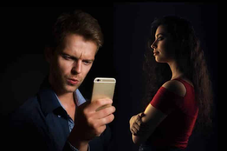 Dra. Amor: Qué hacer si tu pareja le presta más atención al celular que a ti