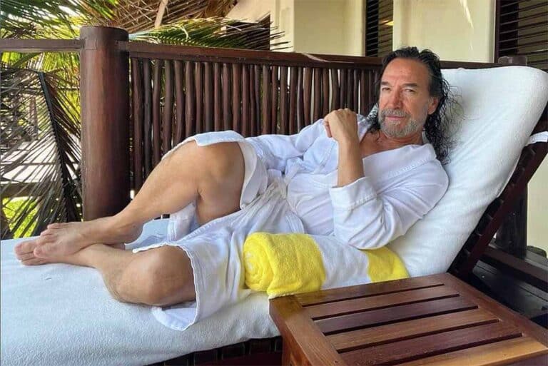 Descubren que a 'El Buki' le falta un dedo... y estas 9 fotos lo confirman 