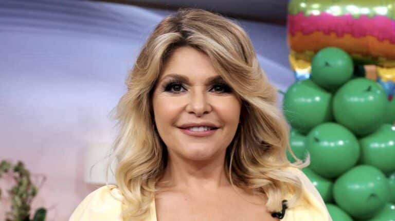 Itatí Cantoral 'escapa' de los reporteros abordo de su maleta motorizada