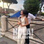 La revista Hola! fue elegida por la pareja para gritar su amor con esta tierna imagen tomada en las calles de Roma