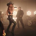 Shakira recientemente lanzó el tema "Entre Paréntesis" con el Grupo Frontera, en cuyo video baila como lo hacía Selena Quintanilla, a manera de homenaje a la "Reina del Tex Mex"