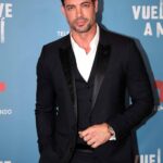 Algunos seguidores de Elizabeth creen que está tratando de limpiar la imagen de William Levy, posiblemente a petición suya