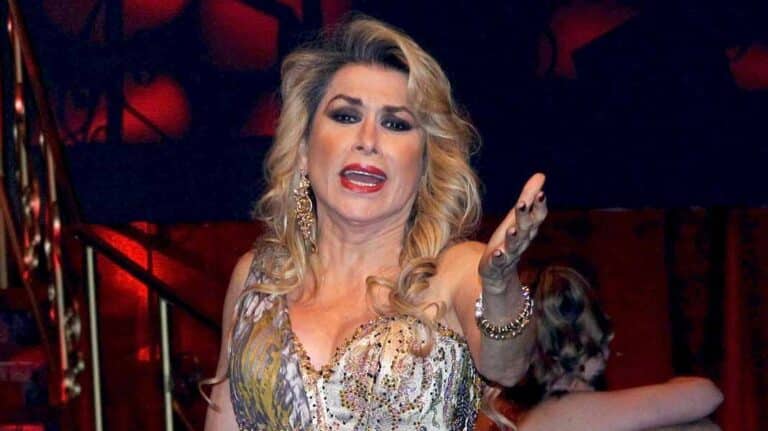 Dulce no vio el escalón y sufrió una aparatosa caída al cantar en 'Perfume de Gardenia'