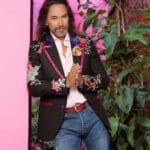 La esposa de "El Buki" justificó la confusión de a su hija, pues dijo, el cantante transmite una calma y una paz impresionante