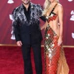LUIS FONSI parecía polluelo, y no por su copete de muñequito de Cartoon Network, sino por su saco emplumado que sólo él y los 20 integrantes de Banda Cuisillos se pondrían. Qué decir de su mujer ÁGUEDA LÓPEZ, bellísima con ese destapado y metálico vestido