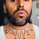 El programa de TV Azteca mostró una foto del peinador de la diva luciendo una de las joyas robadas, pero éste dice que él no fue y que la foto es de hace varios años