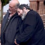 Coco y Pato, al quedarse sin su madre hace un año y medio, y estando ambos desempleados, se fueron a vivir junto a su hermanastro Fernando en la casa que perteneció a su madre