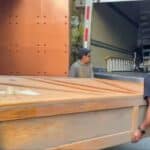 Envuelto en plástico para embalaje y dentro de una enorme caja de madera, el famoso cuadro fue trasladado en un camión de mudanzas a la vista de periodistas y transeúntes