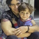 Los padres de familia que presenciaron el altercado dijeron a la influencer que es Maribel la que siempre va a recoger a su nieto, visto aquí en brazos de su difunto padre Julián Figueroa