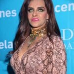 Para anunciar la retransmisión de la telenovela "El Extraño Retorno de Diana Salazar", por su 30 aniversario, Lucía se volvió a poner lentes de contacto amarillos de su icónico personaje