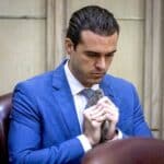 Varios medios aseguran que saldrá este año, pero Ana Araujo, ex esposa del actor, así como Andrea Legarreta, amiga de ambos, afirman que podría salir, con buena conducta, en diciembre de 2026