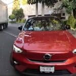 La cantante, manejando un Volvo rojo, no dio declaraciones a la prensa, pues le urgía darse la vuelta para seguir al camión