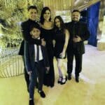 Una fuente cercana a Nodal asegura que el cantante era muy unido a su hermanito Alonso, pero que ahora que es mayor de edad y comenzó a vestirse y maquillarse como mujer, pidió a su familia alejarse de él